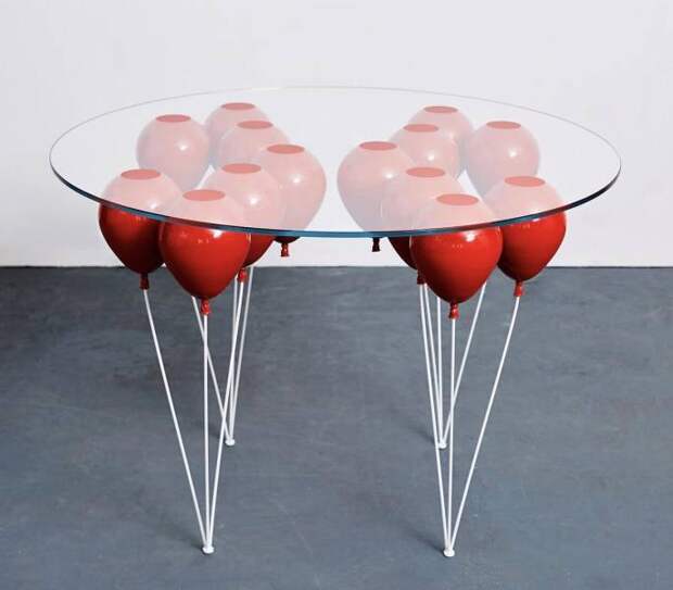 Стол из красных воздушных шаров