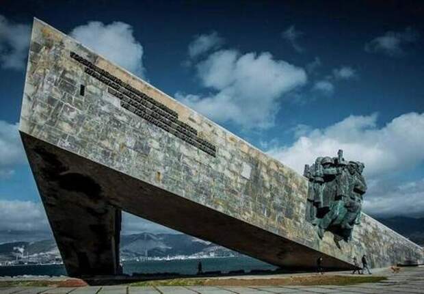 В Новороссийске бессовестные и наглые парень и девушка устроили фотосессию на военном мемориале