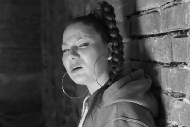 Знаменитая исполнительница «проиграла битву с алкоголем» в 37 лет