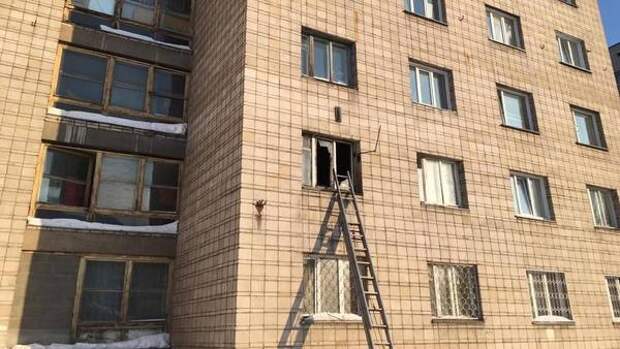 Мужчина погиб в страшном пожаре в новосибирском общежитии