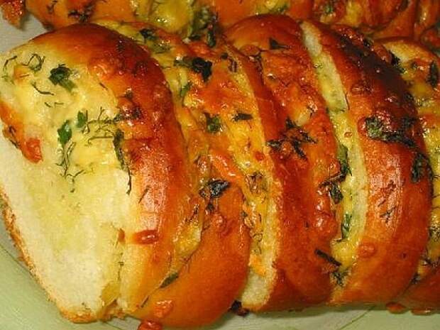 Запеченный-батон-с-сыром-и-чесноком-рецепт-с-фото