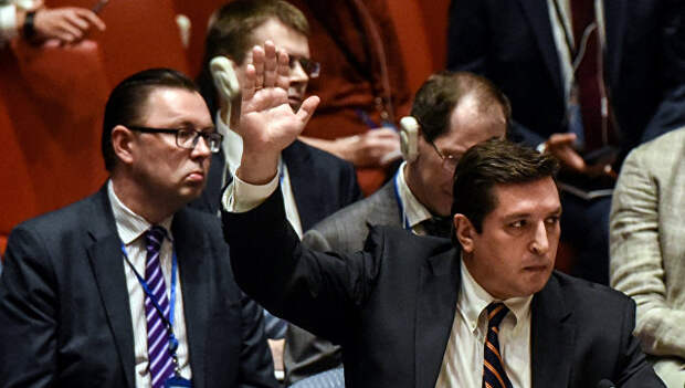 Заместитель постоянного представителя России при ООН Владимир Сафронков голосует против проекта резолюции ООН на заседании Совета Безопасности по ситуации в Сирии. Архивное фото