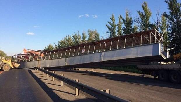 Под Владимиром кран-манипулятор обрушил надземный пешеходный переход