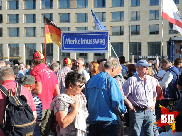 Плакат "Меркель должна уйти".