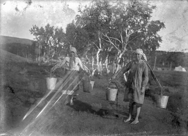 Девушки с коромыслом Неизвестный автор, 1929 - 1939 год, из архива Александра Евгеньевича Архипова.