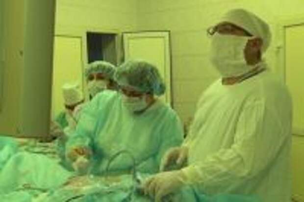 Кемеровские хирурги провели сложную операцию пациенту из Новосибирска.