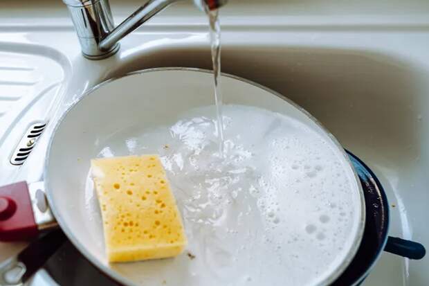 Вот почему это больше не стоит повторять! Вы точно когда-либо мыли горячую сковороду холодной водой