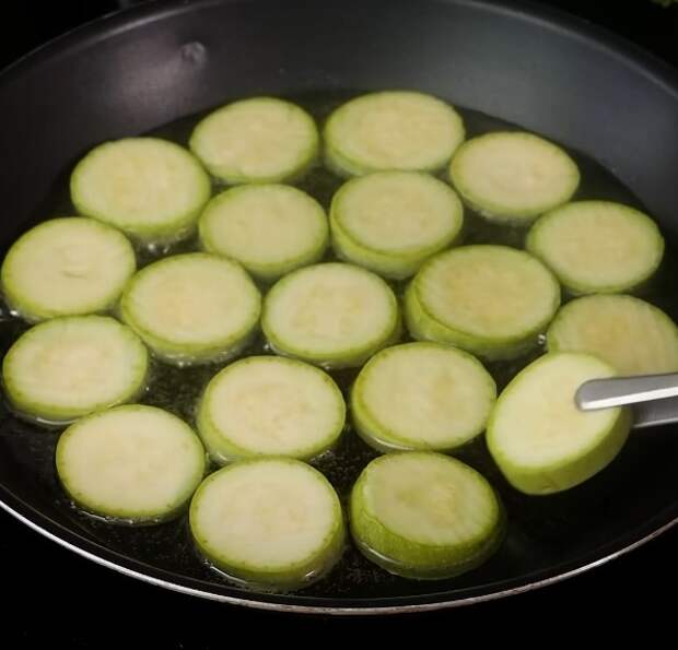 Кабачки, помидоры и яйца. Как приготовить идеально вкусный летний ужин: простое и сытное блюдо