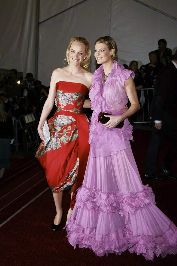 Эмбер Валлетта, Линда Евангелиста на Балу Института костюма Met Gala 2006
