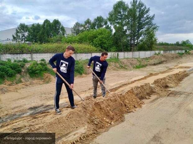 Десятки студентов Петербурга приняли участие в строительстве ЦКАД