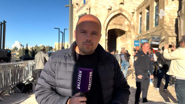 Верующие собираются в храме Гроба Господня перед схождением Благодатного огня