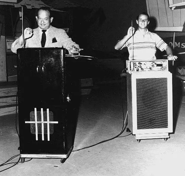 Терменвокс слушать. Терменвокс музыкальный инструмент. Терменвокс музыкальный инструмент. Терменвокс 1919. Игра на терменвоксе.