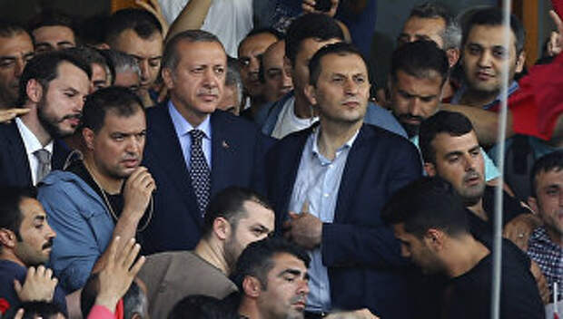 Президент Турции Реджеп Эдоган в окружении сторонников в аэропорту в Стамбуле. 16 июля 2016