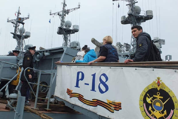 Дети-сироты из Приморского края посетили с экскурсией боевые корабли и подводные лодки Тихоокеанского флота