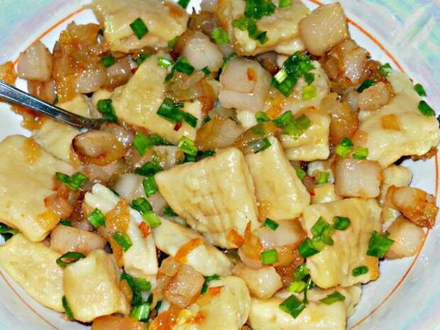 картофельные ньокки с обжаренным салом и луком