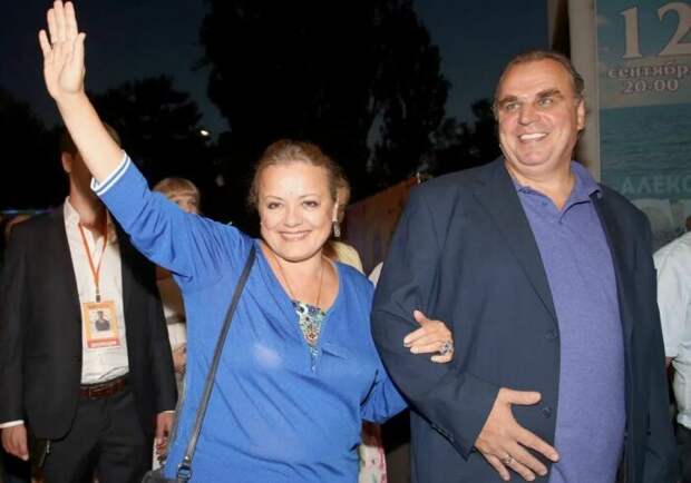 Елена Цыплакова вышла замуж в третий раз в 2005 году. Елена Цыплакова вышла замуж в третий раз в 2005 году.