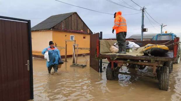 RT продолжает помогать пострадавшим семьям в Дагестане после наводнения