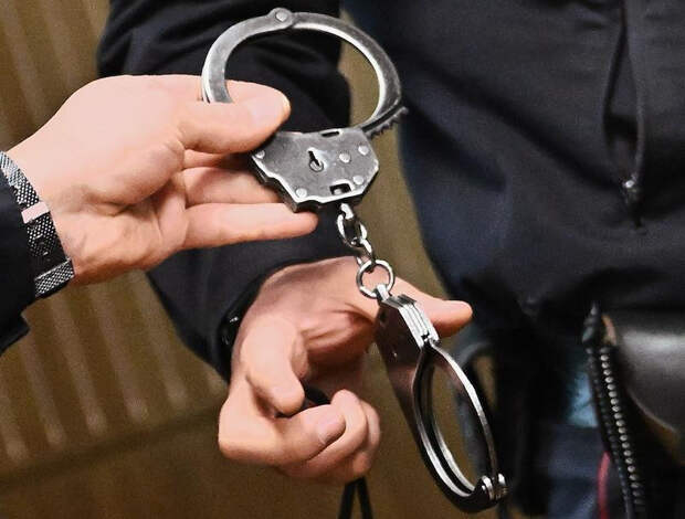 Двое россиян попали под арест за поджог по заданию из мессенджера