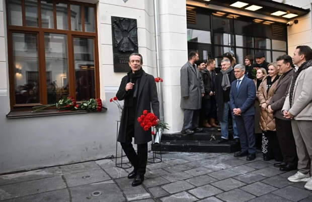 «Современник» встречает 70-летие с часами, книгой, Палехом и 4 премьерами