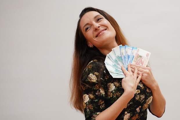 Раздача денег не решит проблему бедности.