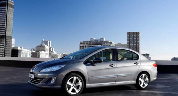 Компания Peugeot представила обновленный седан 408