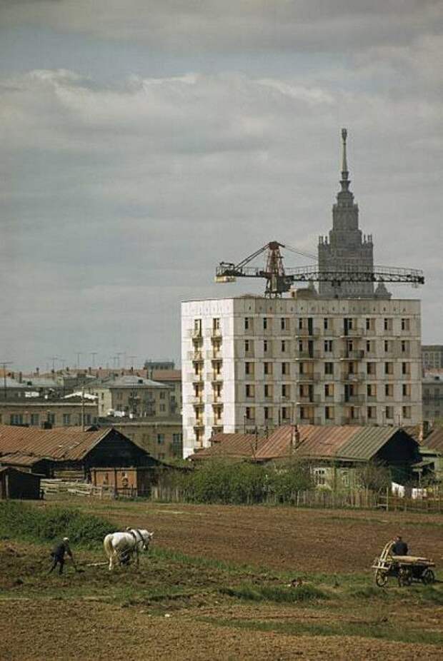 На одной стороне красивые высотки и небоскрёбы, а на другой стороне старые деревянные лачуги. На одной стороне красивые высотки и небоскрёбы, а на другой стороне старые деревянные лачуги.