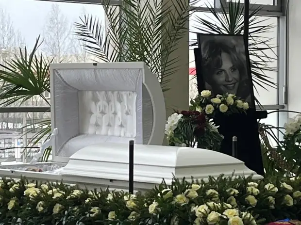 Александра Яковлева в гробу. Первые кадры с прощания в Петербурге