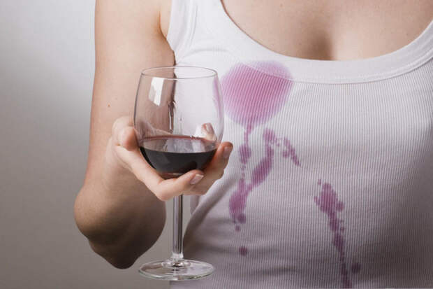5 простых методов удаления пятен от вина с белой одежды