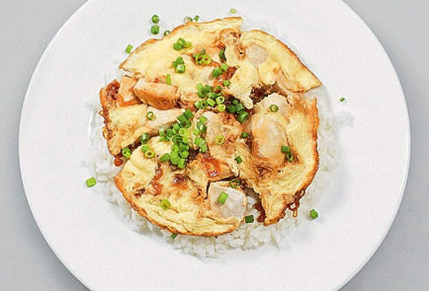 Фото приготовления рецепта: Оякодон (японский омлет с рисом и курицей) - шаг 8