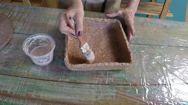 Невероятно, но даже из обыкновенных, дешёвых древесных опилок может получиться замечательный декор. Его вполне можно использовать и в качестве подарка!-6