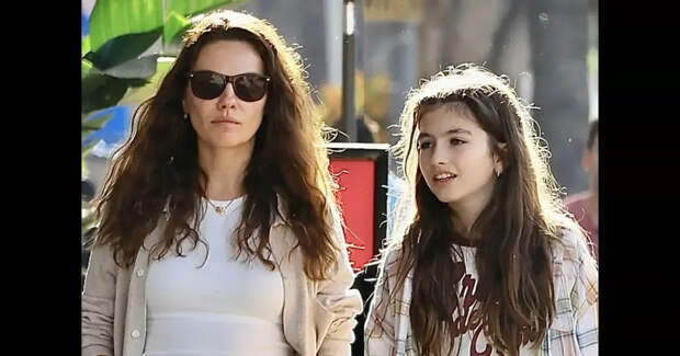 Мила Кунис появилась на публике с 11-летней дочерью от Эштона Кутчера