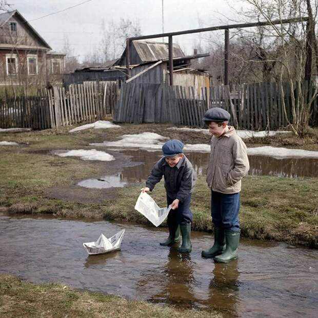 Резиновые сапоги и кораблики из газет заменяли нам все гаджеты весной