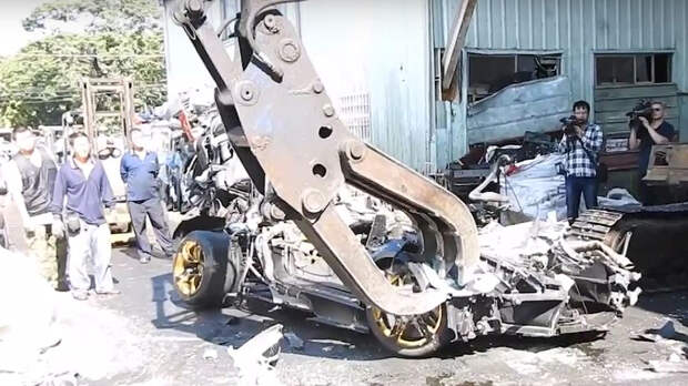 На Тайване показательно уничтожили суперкар Lamborghini
