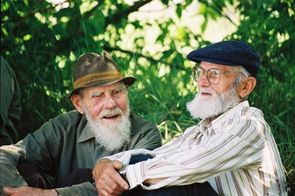 Играть роль старика. Старики. Старики беседуют. Два старика. Фото старика.
