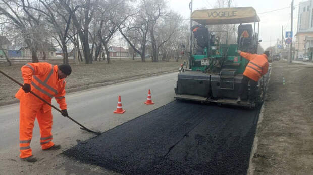 В Барнауле приступили к ремонту дорог с использованием горячего асфальта
