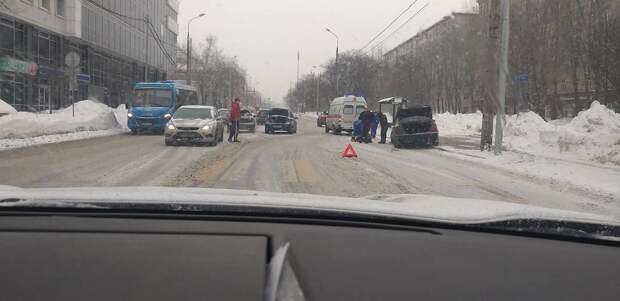 Возможно, это изображение (автомобиль и дорога)