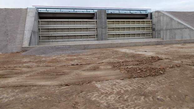 Киев продолжает настаивать на строительстве усиленной дамбы на границе с Крымом