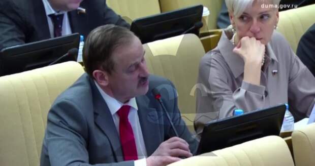 Коллега депутата Веремеенко не скрывает своего интереса к его выступлению. 