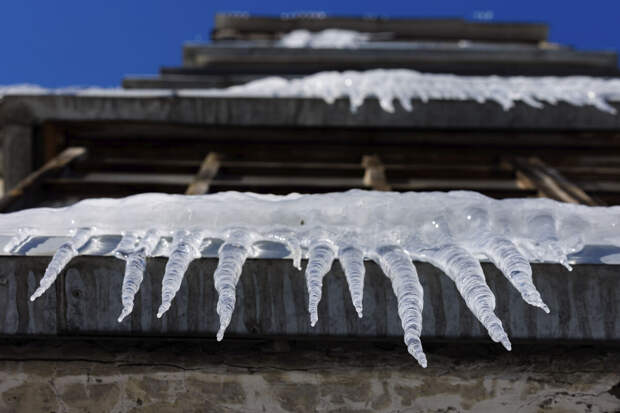 Адвокат Глазкова: если пласт снега упал и помял машину, ответственность несет УК