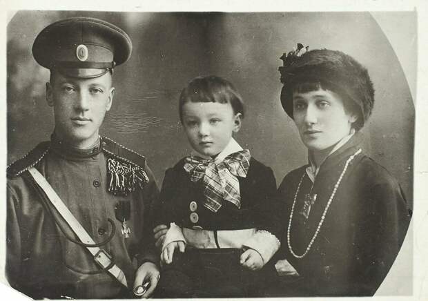 Николай Гумилев и Анна Ахматова с сыном Львом.