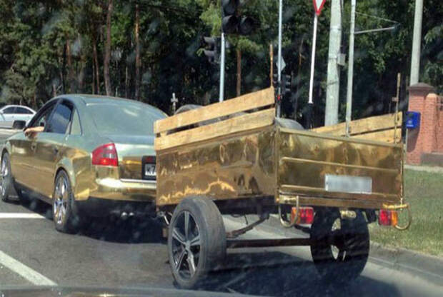 У каждого уважающего себя олигарха должен быть золотой автомобиль с прицепом.