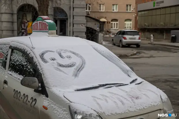 Опять зима?! Новосибирск засыпало снегом, который и не думает таять