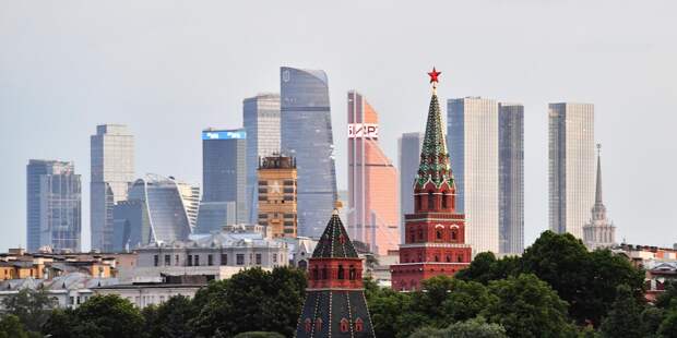 Московский Кремль и небоскребы делового центра Москва-сити. Московский Кремль и небоскребы делового центра Москва-сити. - ИноСМИ, 1920, 15.09.2025