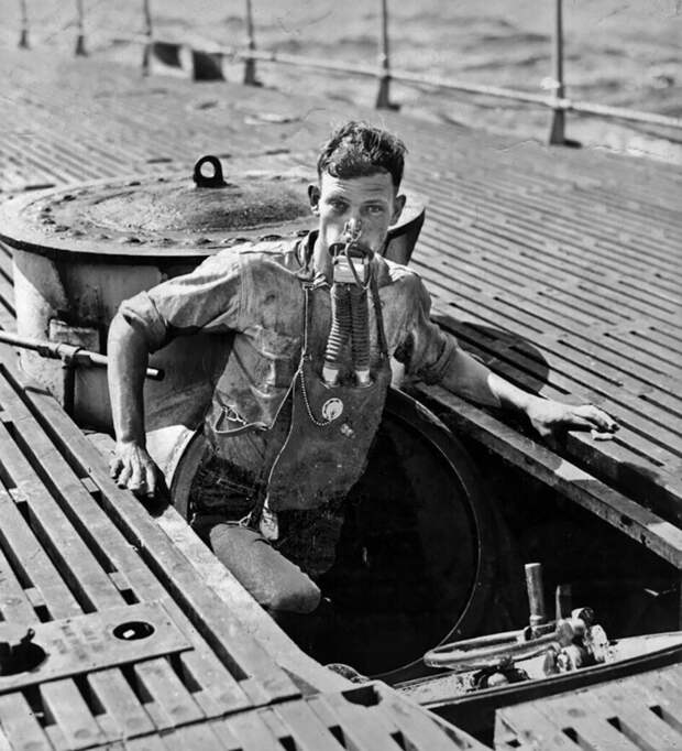 Моряк на подводной лодке испытывает спасательный дыхательный аппарат Momsen Lung. Июль 1930 г.
