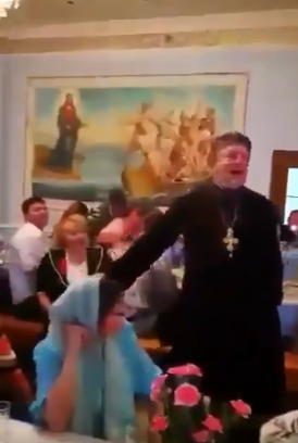 «Православный блатняк»: священник в ресторане спел песню «Мурка» (ВИДЕО)