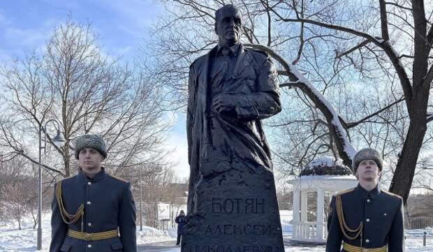Монумент Герою Российской Федерации Алексею Ботяну появился в Покровском парке