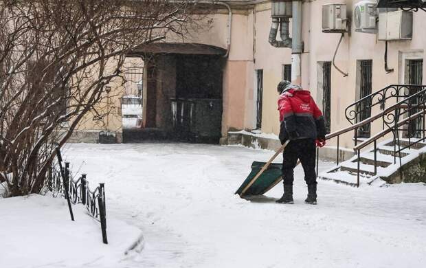 С улиц Петербурга убирают снег после пришедшего циклона "Валли"