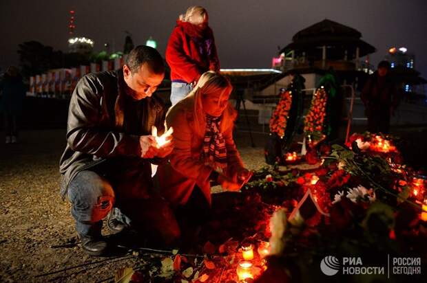 Горожане на акции памяти в Сочи, где самолет Минобороны РФ Ту-154 потерпел крушение у побережья Черного моря