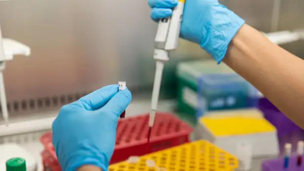 Иммунолог Болибок прокомментировал сообщения о возможности «омикрона» проникать в организм через глаза