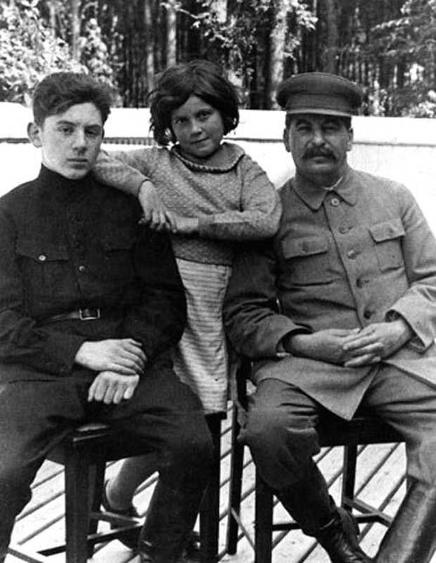 Светлана Аллилуева с братом Василием и отцом Иосифом Сталиным, 1935 год. Wikipedia